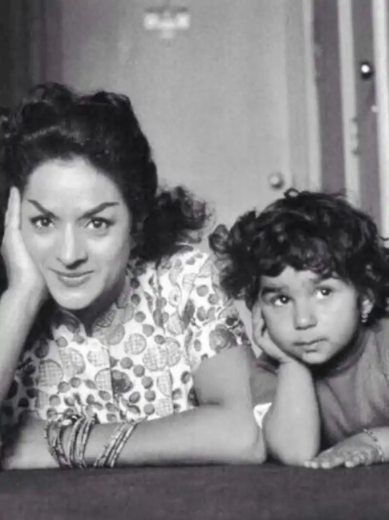 Lola Flores junto a Lolita en una imagen de recuerdo de su infancia