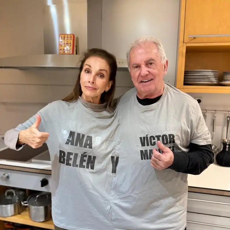 Otra divertida instantánea de la sesión a la que se prestaron Víctor Manuel y Ana Belén en la cocina de su casa, con la camiseta compartida que les regalaron en La Revuelta. 