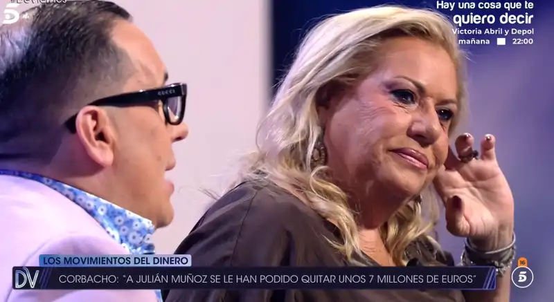 Mayte Zaldívar escucha el testimonio de Carlos Corbacho