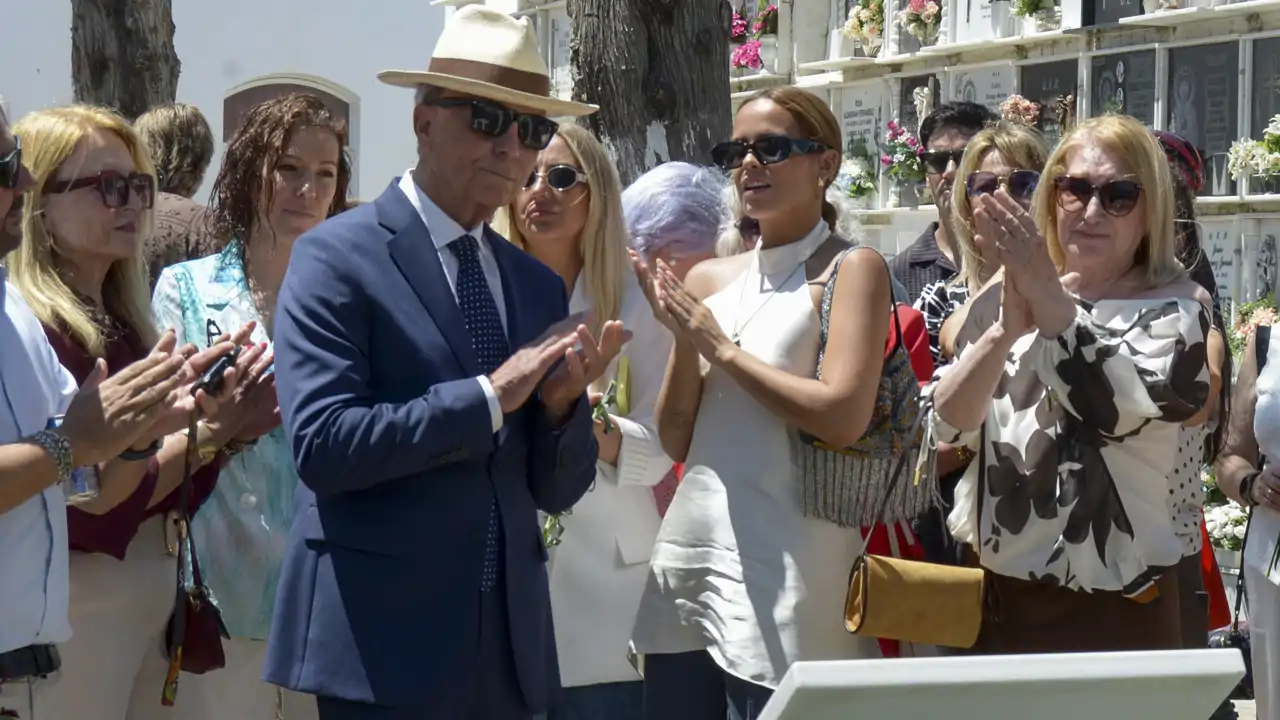 La familia de Rocío Jurado se reúne en Chipiona para rendirle homenaje en el 20 aniversario de su muerte: la repentina baja de Amador Mohedano y una marcada ausencia