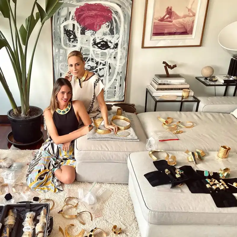 El impresionante salón de Marta Sánchez en su casa de Madrid. En la imagen junto a la diseñadora Juliana Muñoz Arévalo. 