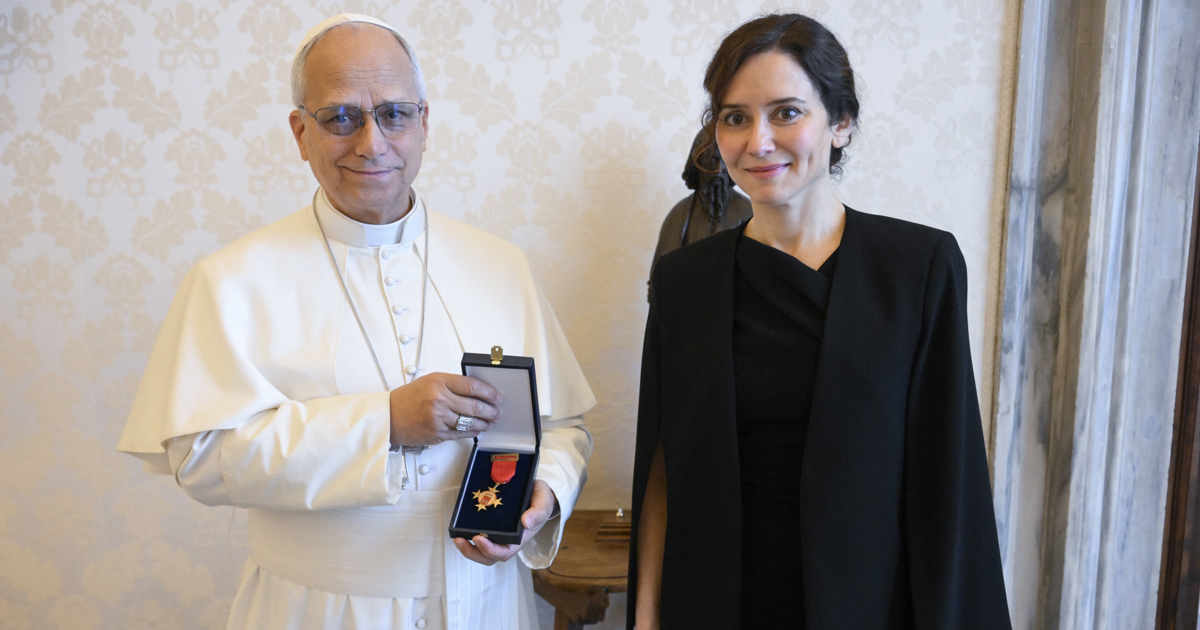 Isabel Díaz Ayuso, vestida de negro, se reúne con el Papa en el ...