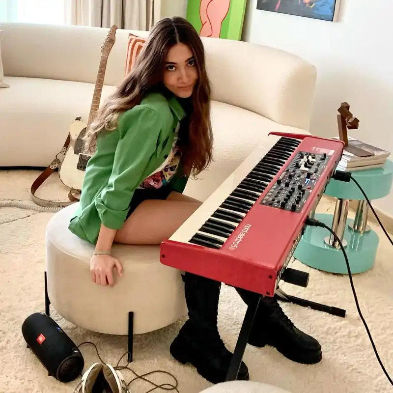 La hija de Marta Sánchez frente a un teclado colocado en el amplio salón de la casa de su madre. 