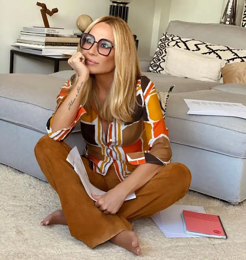 Marta Sánchez, muy pensativa, en el salón de su casa, donde el blanco es el gran protagonista junto a los tonos nude. 