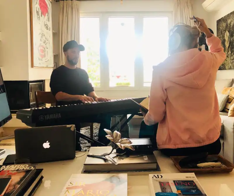 Marta Sánchez utiliza un espacio del salón como estudio improvisado para crear sus canciones. 