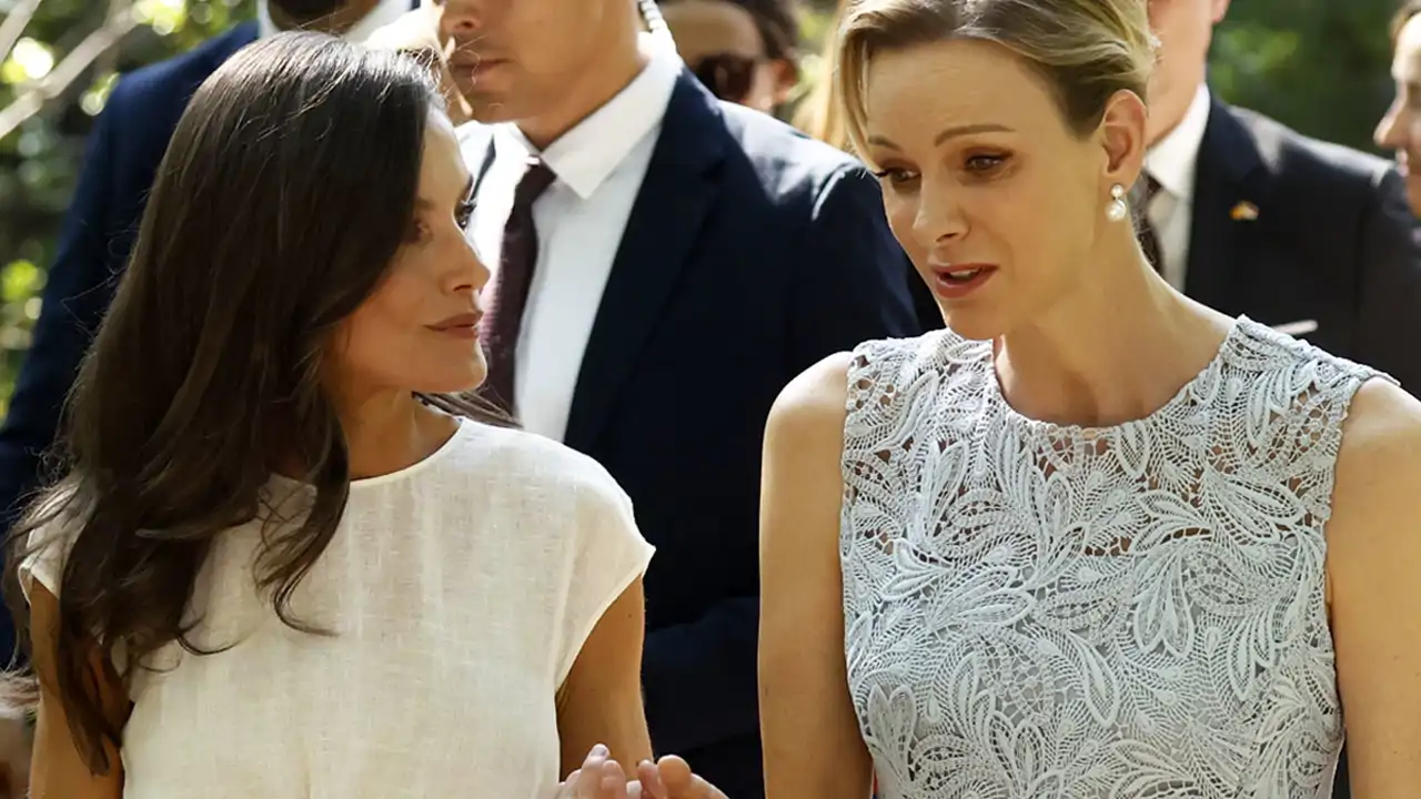 Europa se rinde ante el duelo de estilo de Charlène de Mónaco y la Reina  Letizia: "Blanco impoluto frente a azul hielo. Empate técnico"