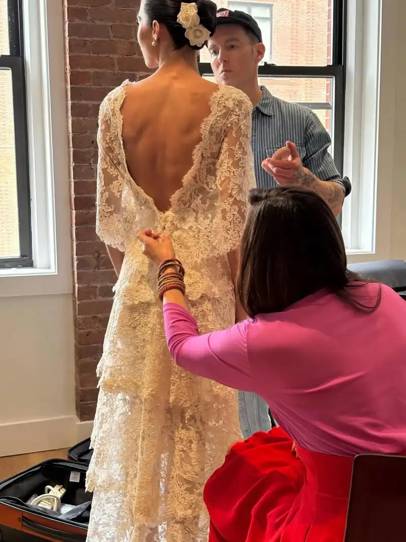 Mariló Montero ayuda a su hija Rocío Crusset en el proceso de ponerse y finiquitar su precioso vestido de novia, diseñado por la joven. 