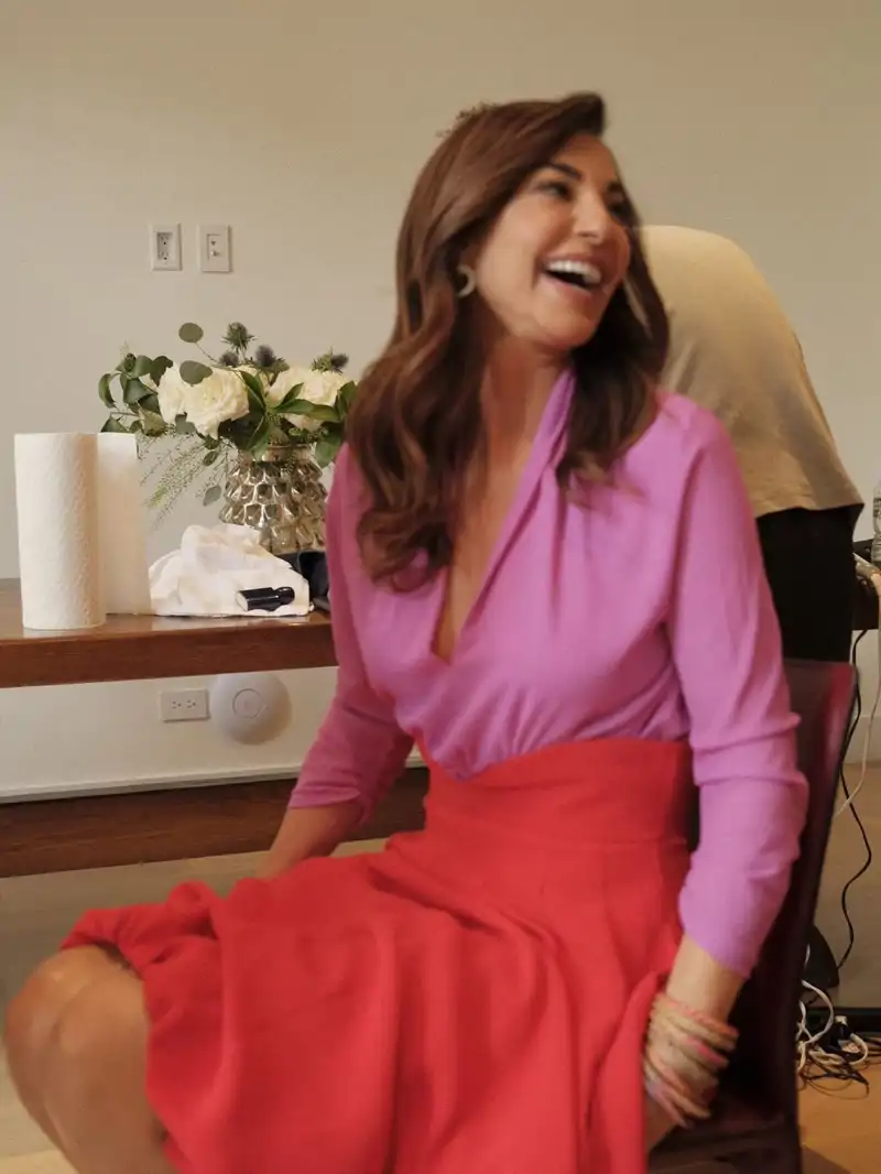 Mariló Montero, guapísima, con el traje bicolor que eligió para la boda de su hija, Rocío Crusset. 