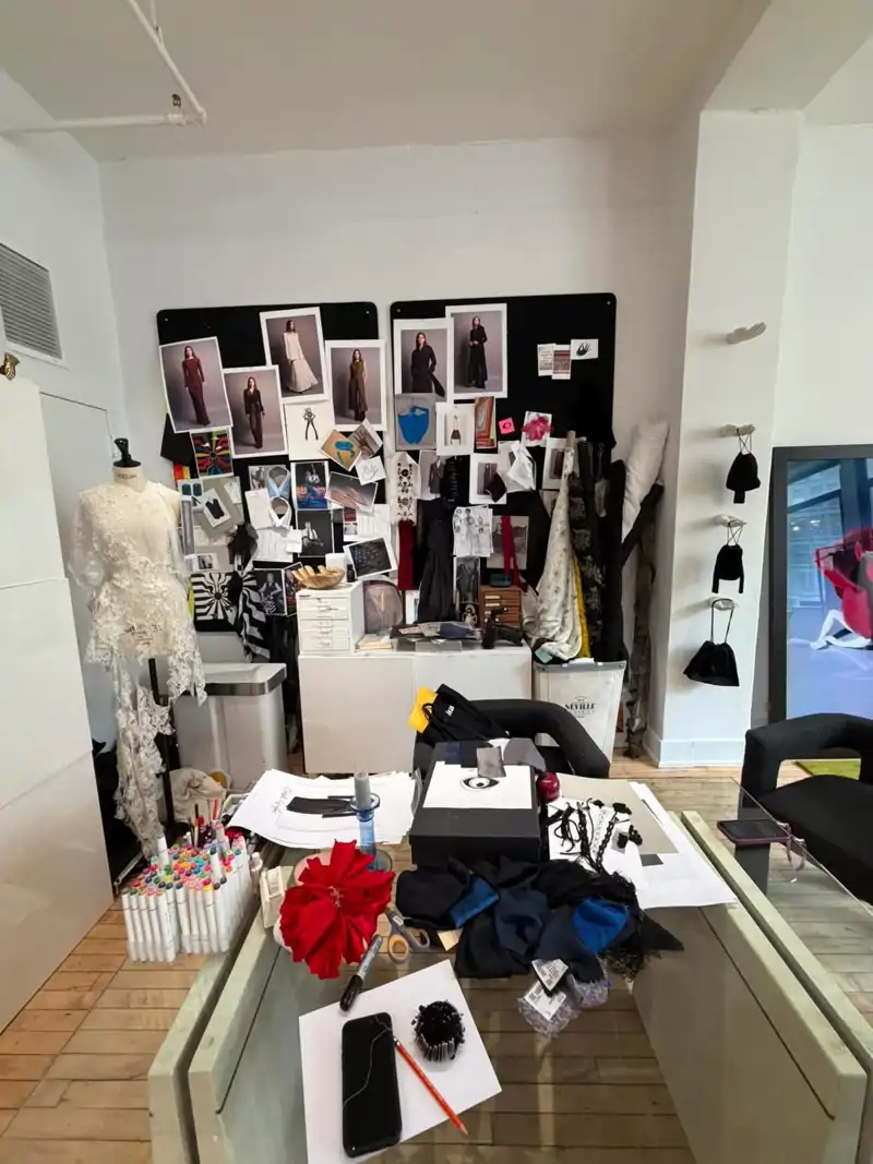 Una foto del estudio de diseño donde se confeccionó el vestido de novia de Rocío Crusset y ha compartido su madre. 