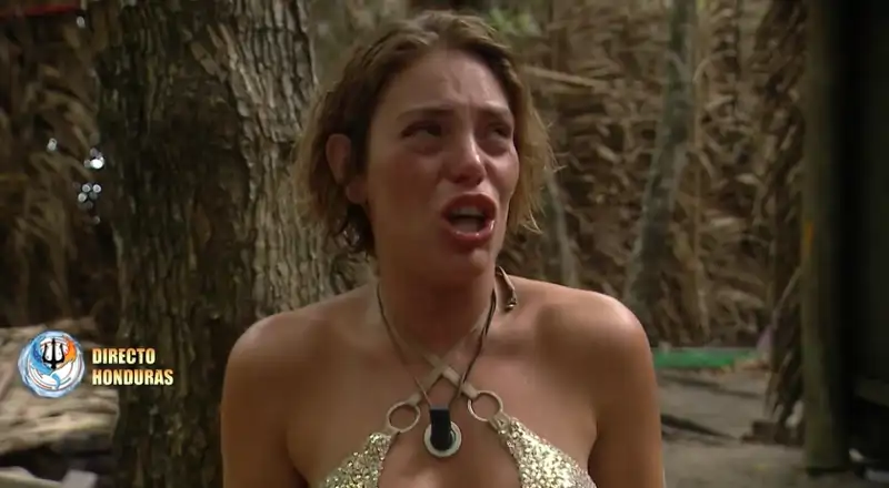 Claudia, muy afectada, tras tomar la decisión de no compartir su comida con el resto, excepto con Maica.