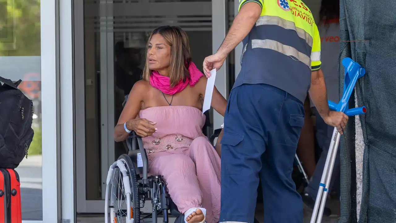Ivonne Reyes, saliendo del hospital en silla de ruedas. 