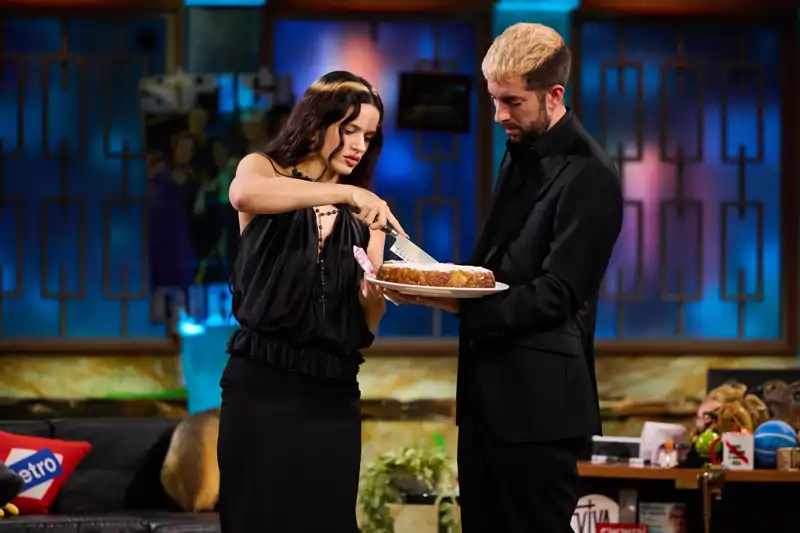 Rosalía cortando su bizcocho de aceite y naranja en 'La Revuelta' junto a David Broncano