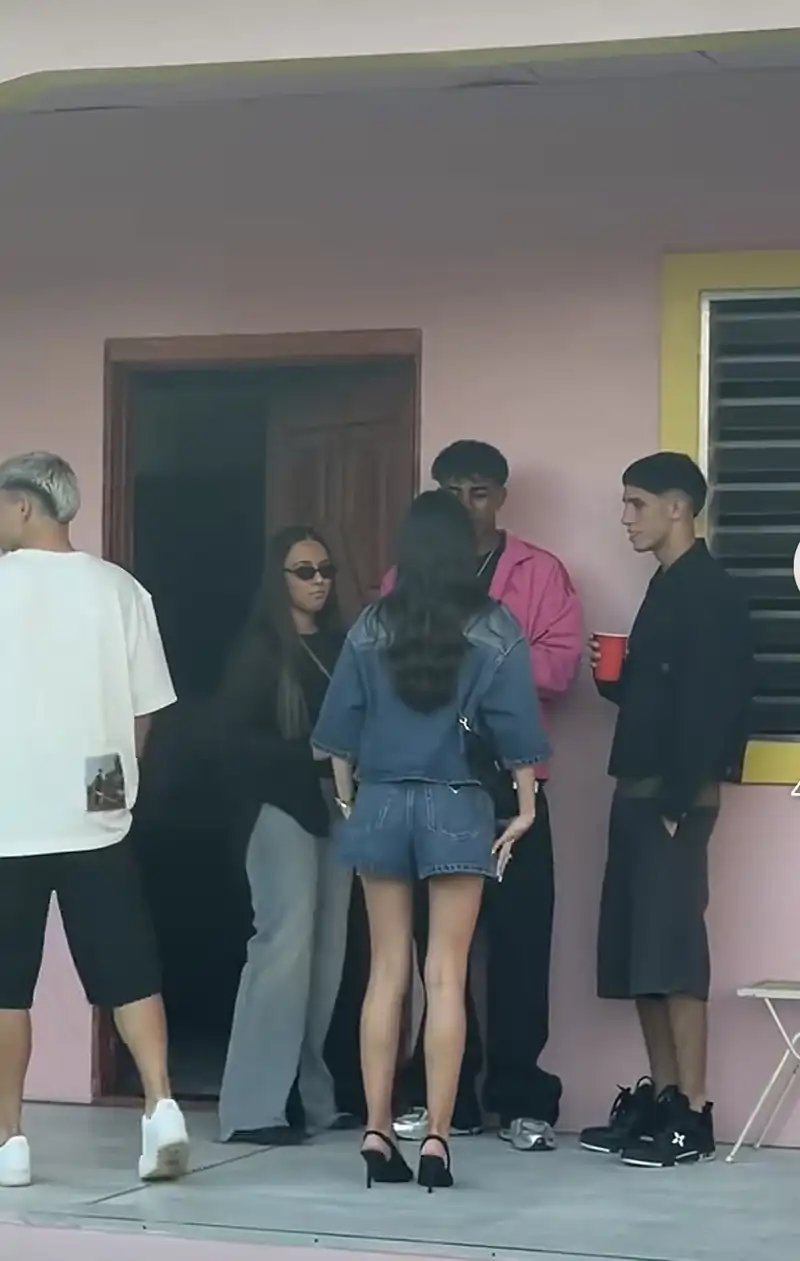 Lamine Yamal junto a su novia, Inés García, y unos amigos en el concierto de Bad Bunny de Barcelona.