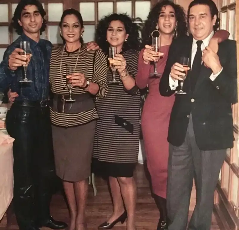 Antonio Flores, Lola Flores, Lolita, Rosarío y el Pesacílla, muy sonrientes, en una magen privada brindando. 