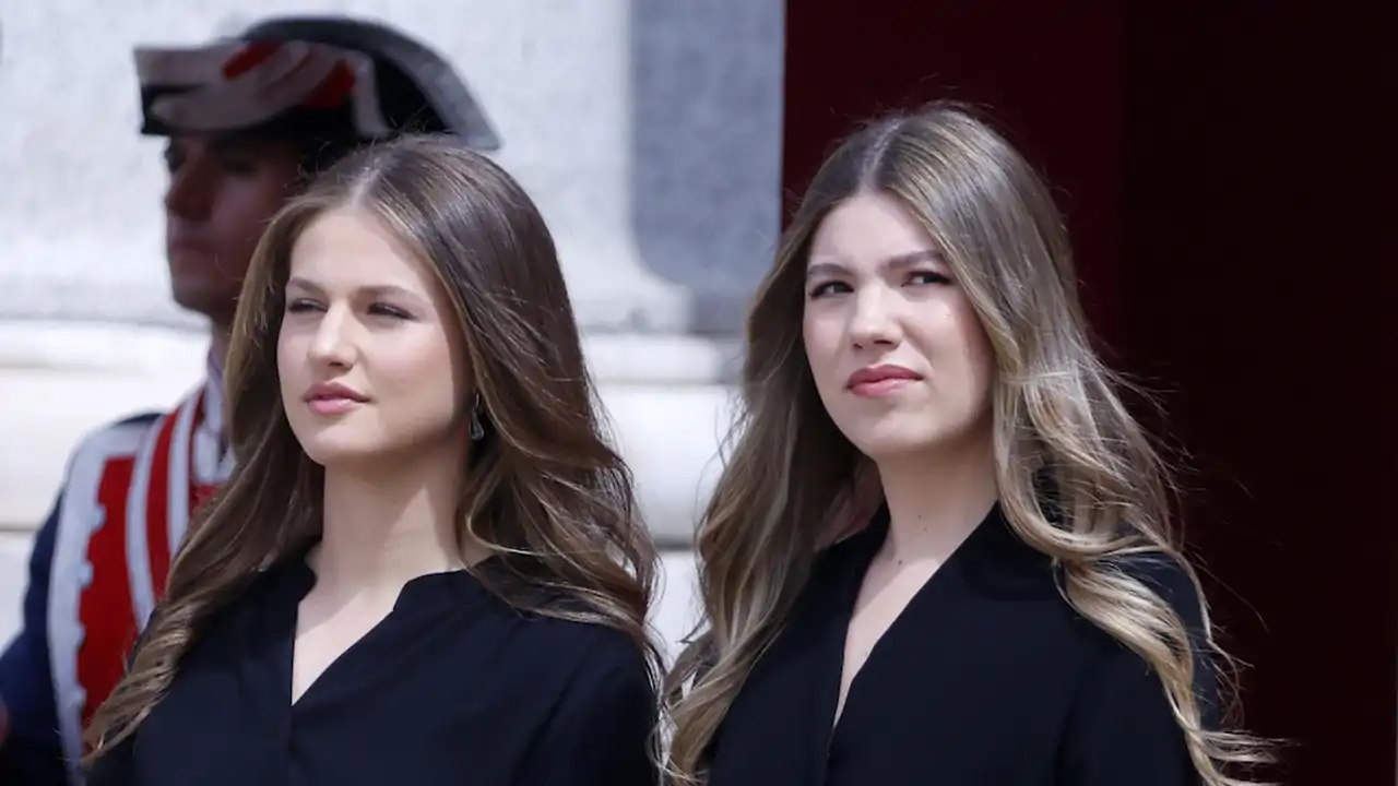 La Infanta Sofía acierta con un vestido negro cruzado y un sutil botón de perla con el que transforma su estilismo ante el Papa León XIV