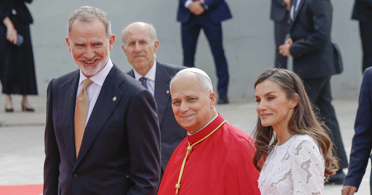El Rey Felipe tiene un gesto con doña Letizia antes de encontrarse con el  Papa León XIV: el monarca evita un tropiezo con la alfombra y alerta a la  Reina