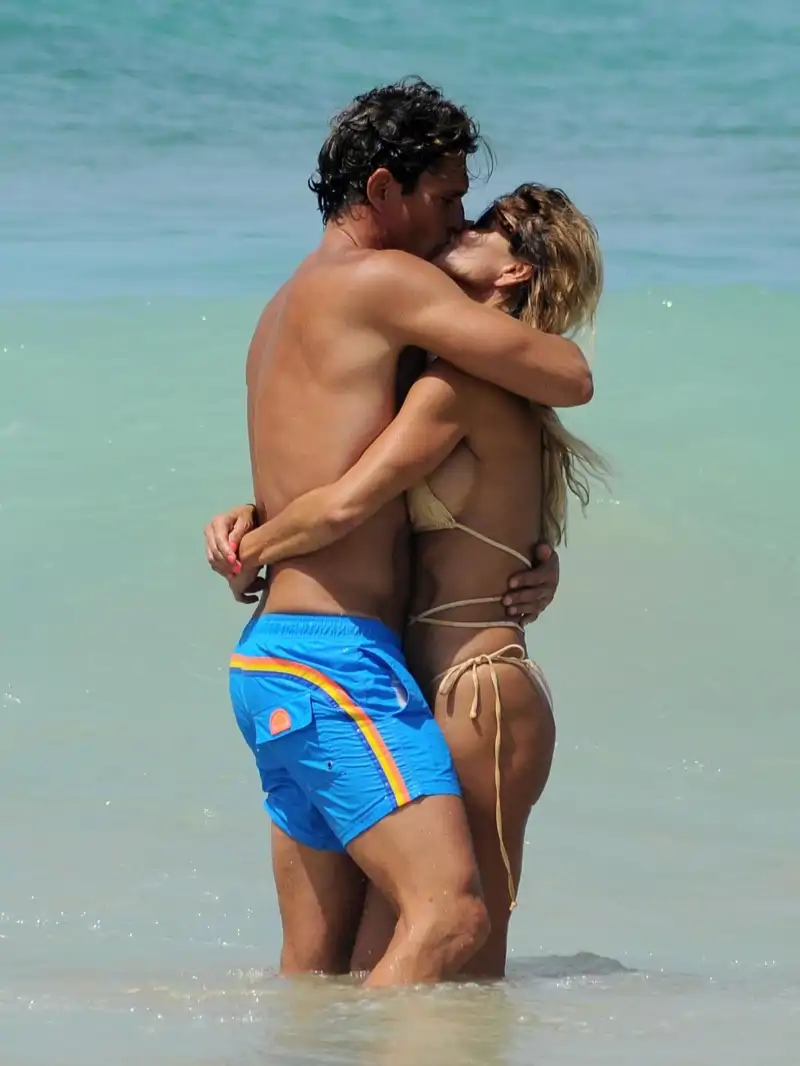 Makoke y su novio Gonzalo dándose un beso en medio del mar. 