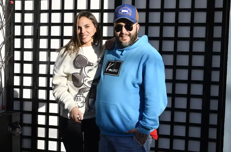 Kiko Rivera e Irene Rosales posando ante los medios de comunicación en Sevilla el 15 de diciembre de 2021.