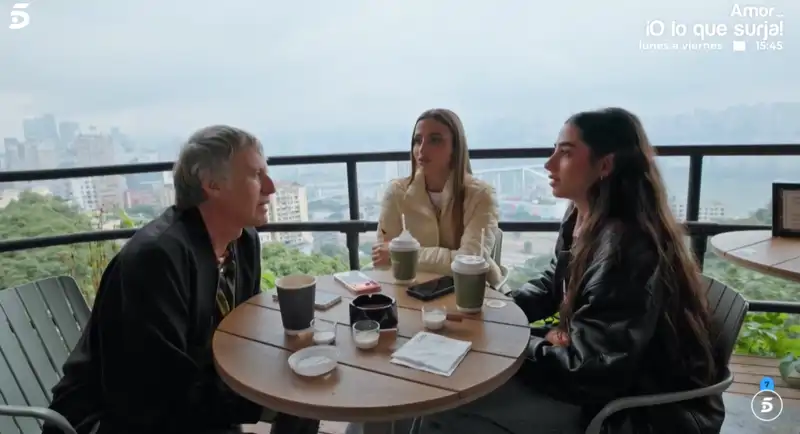 Jesús Calleja habla con Lola Lolita y Sofía Surfers