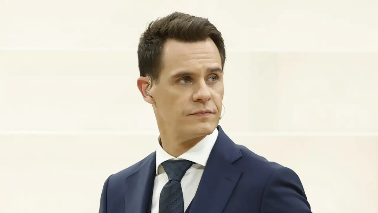 Christian Gálvez, con gesto muy serio, durante el evento que presentó con el papa León XIV como protagonista. 