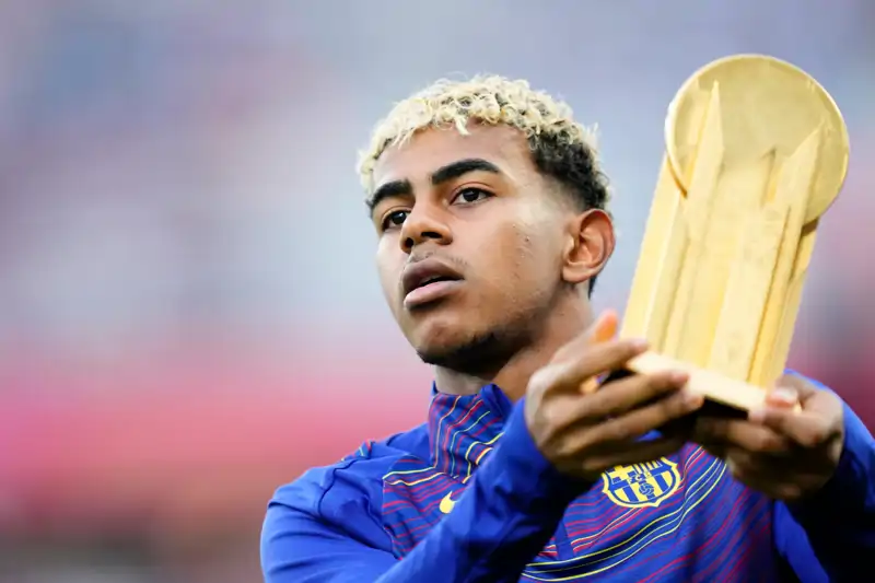 Lamine Yamal recibe el trofeo Kopa en septiembre de 2025