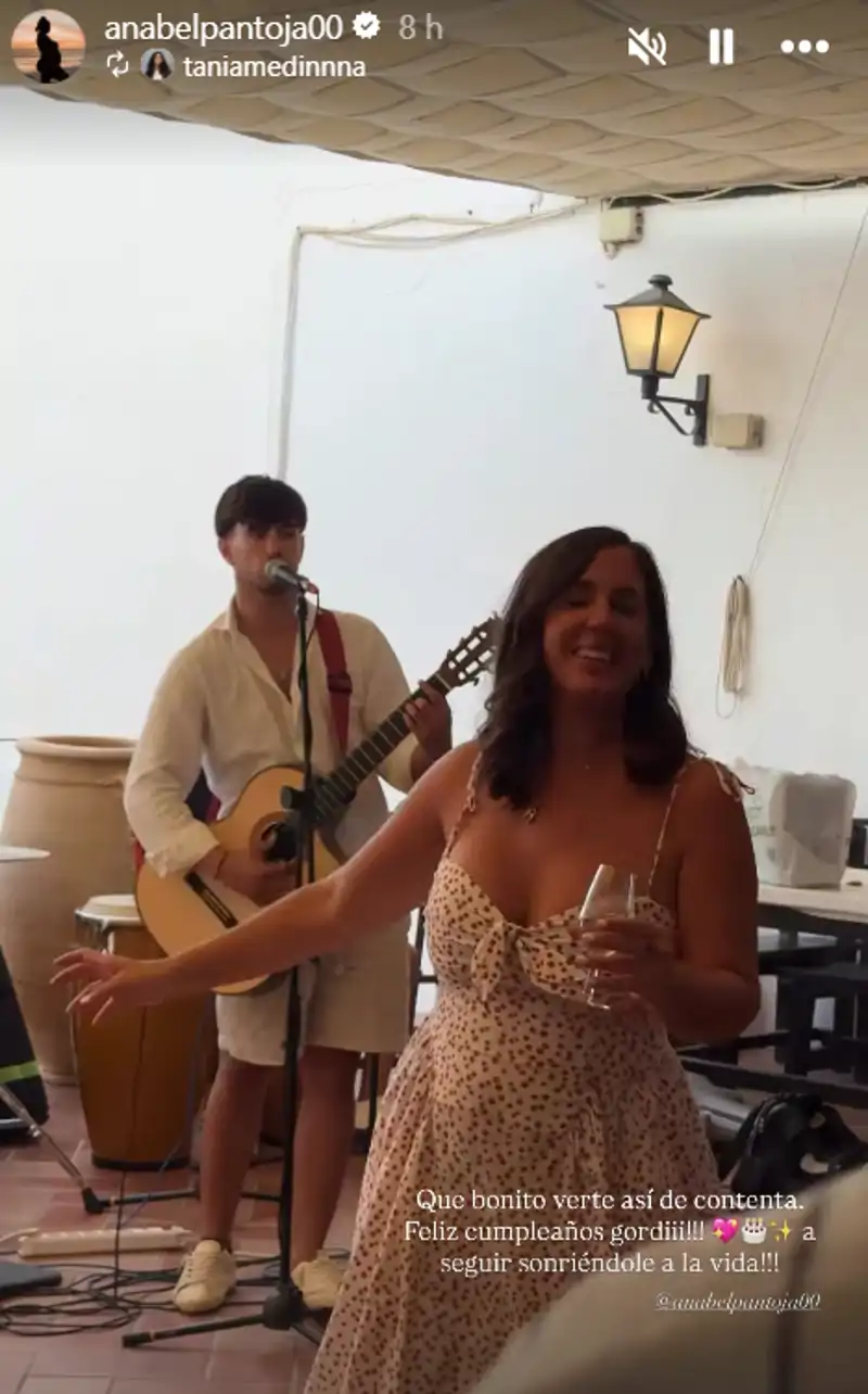 Anabel Pantoja, muy feliz durante su fiesta de cumpleaños