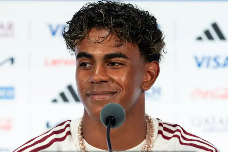 Lamine Yamal en una rueda de prensa antes del partido de semifinales de la Copa Mundial 2026 en el Estadio de Dallas en Arlington.