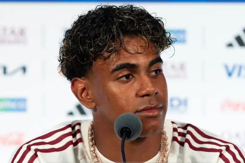 Lamine Yamal en una rueda de prensa antes del partido de semifinales de la Copa Mundial 2026 en el Estadio de Dallas en Arlington.