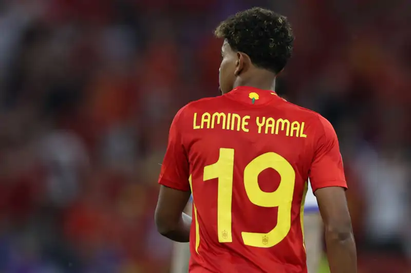 Lamine Yamal presume con orgullo de su madre y su hermano tras el pase