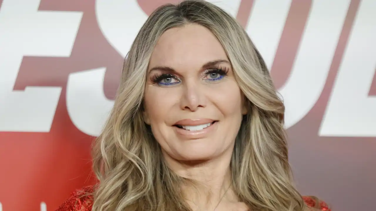 Yola Berrocal, vestida de rojo en la premiere de 'Torrente, presidente' en Madrid