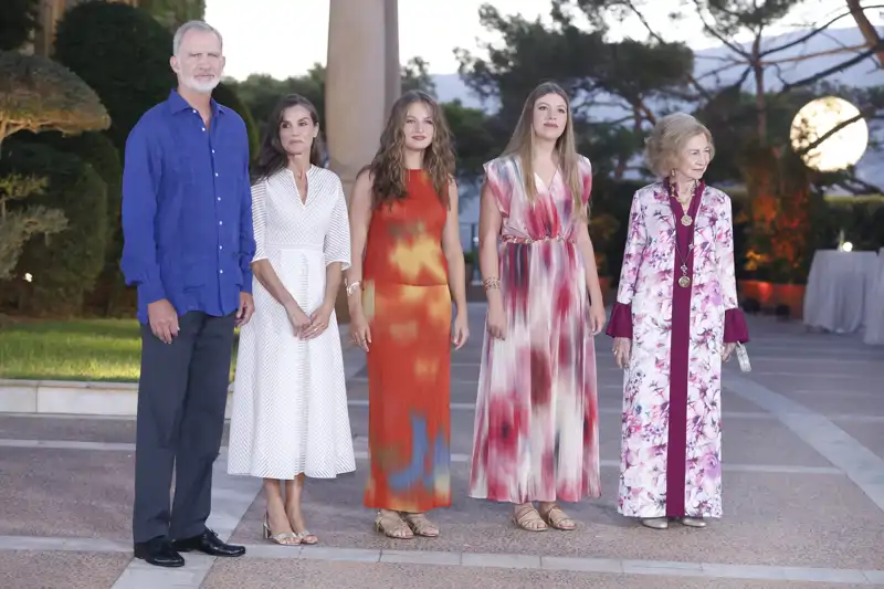 Los Reyes Felipe VI y Letizia junto a sus hijas, la Princesa Leonor y la Infanta Sofía, y la Reina Sofía en la recepción en Marivent.