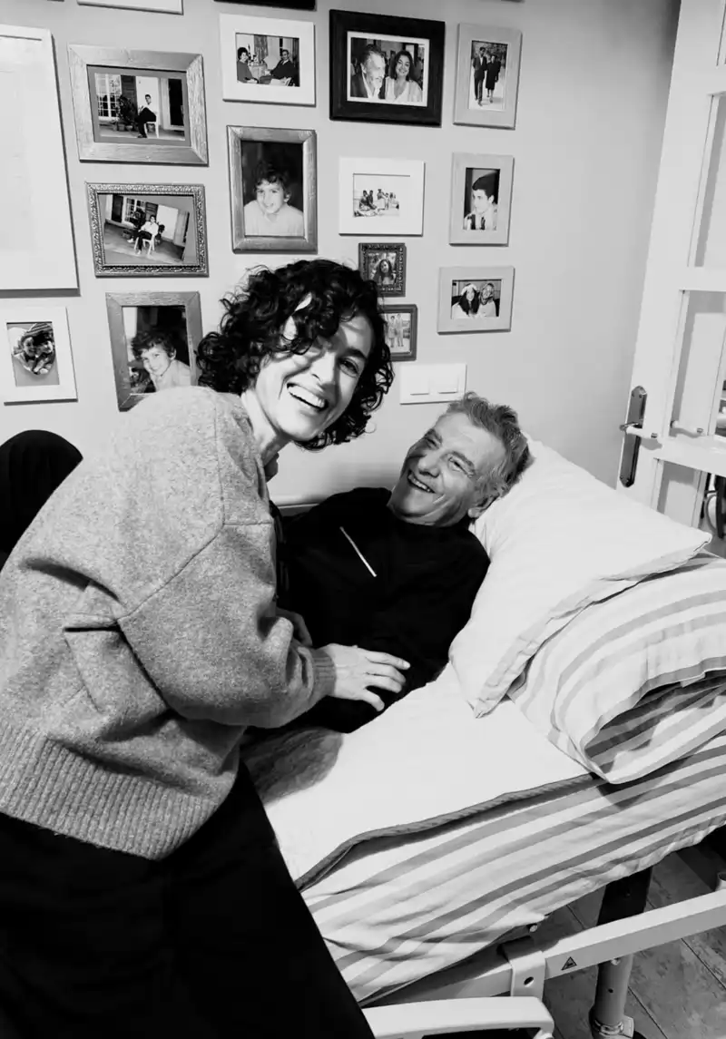 Blanca Romero junto a su padre en una foto en blanco y negro