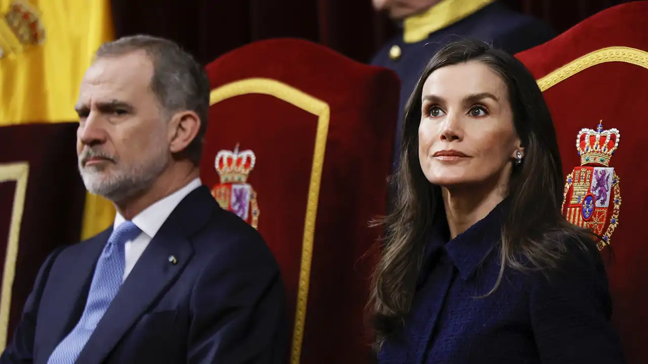 Los Reyes Felipe y Letizia, con gesto serio durante un acto oficial