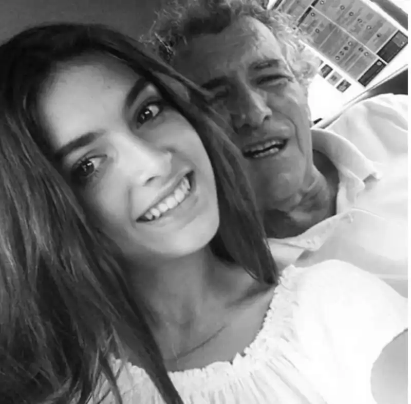 Lucía Rivera y su abuelo, en una imagen compartida en redes sociales.