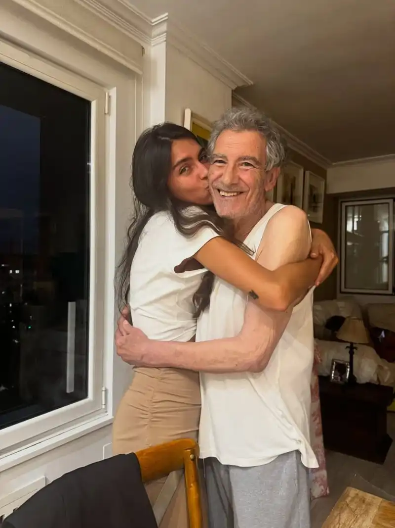 Lucía Rivera y su abuelo, en una imagen compartida en redes sociales.