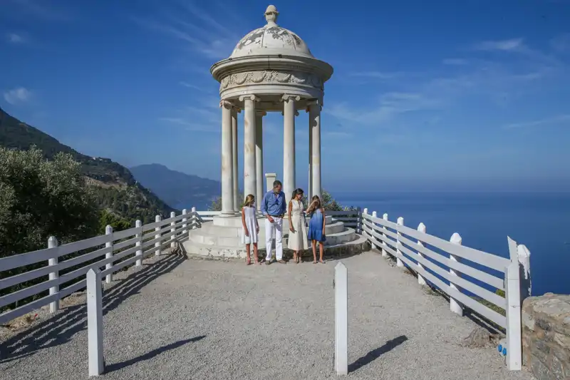 La familia real española en el templete de Son Marroig