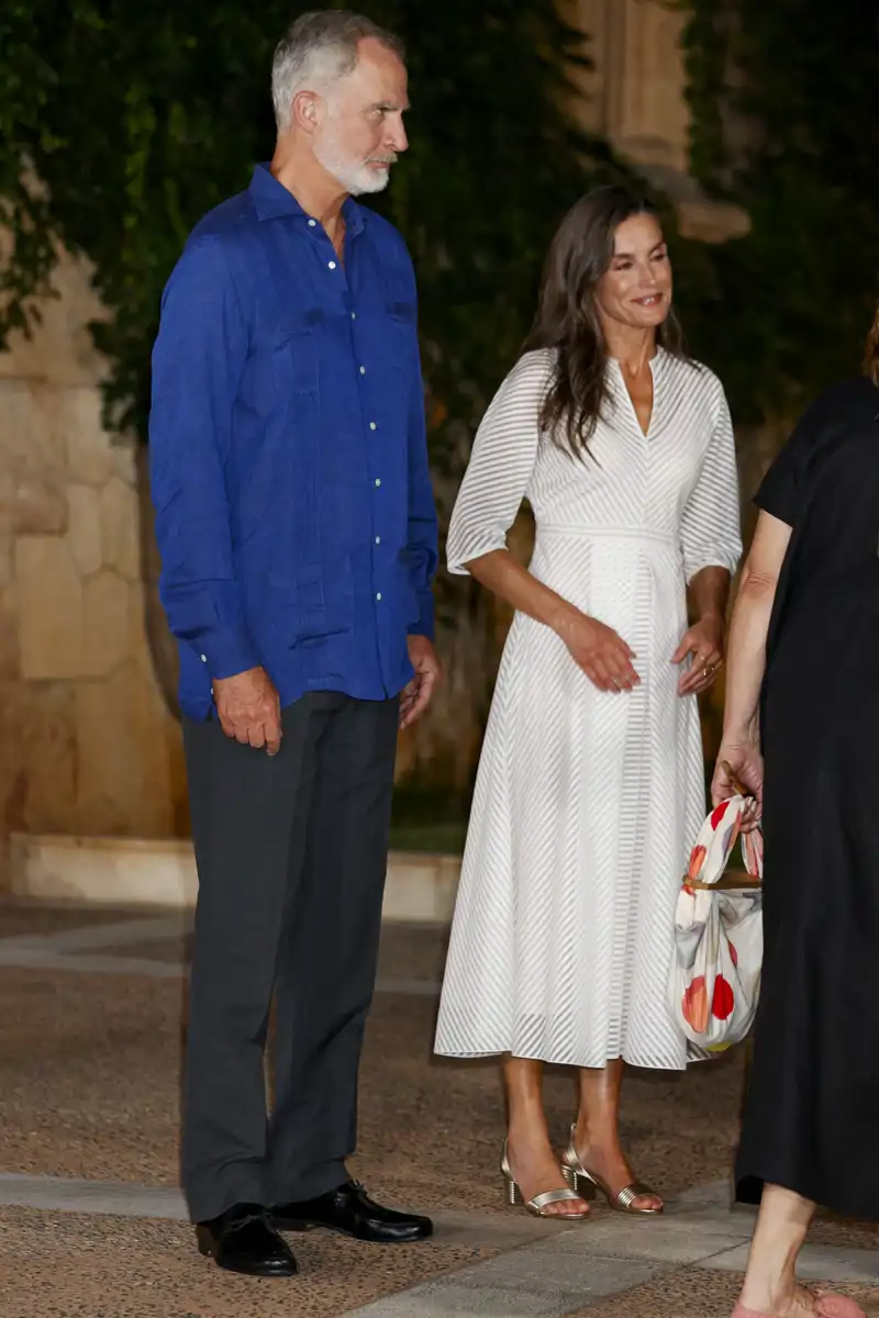 La Reina Letizia luce un vestido de transparencias de Sybilla en la tradicional recepción de Marivent junto al Rey Felipe VI y sus hijas