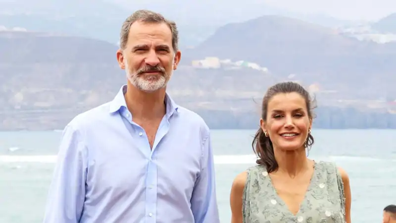 Los Reyes Felipe y Letizia, muy sonrientes en una visita a Gran Canaria