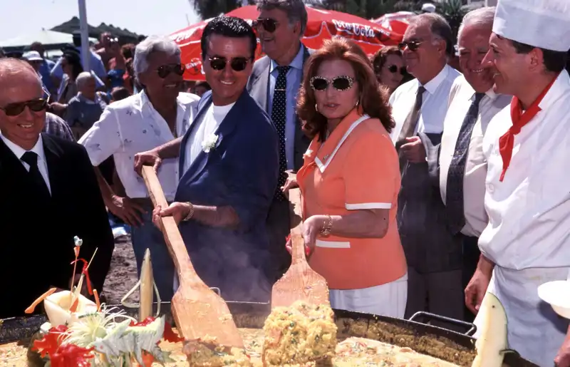 Rocío Jurado junto a José Ortega Cano, removiendo una gran paella, en Torremolinos, en 1998, cuando fueron nombrados turistas de honor.