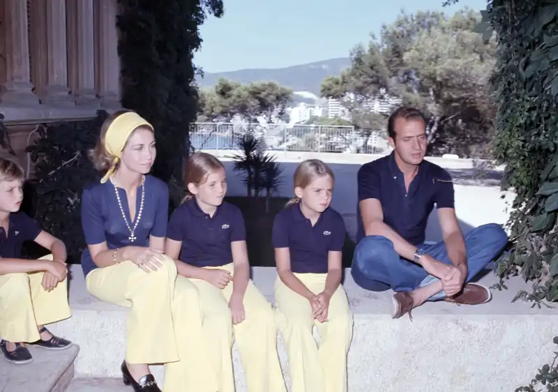 Los Reyes Juan Carlos y Sofía junto a sus hijos en la década de los 70 en Marivent