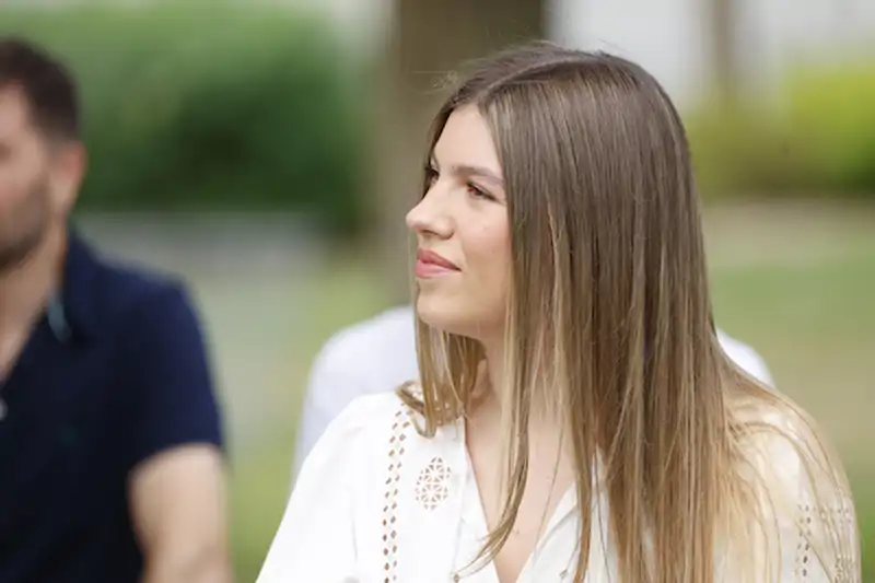 La Infanta Sofía con semblante serio durante una jornada de trabajo de la iniciativa Docentes Referentes