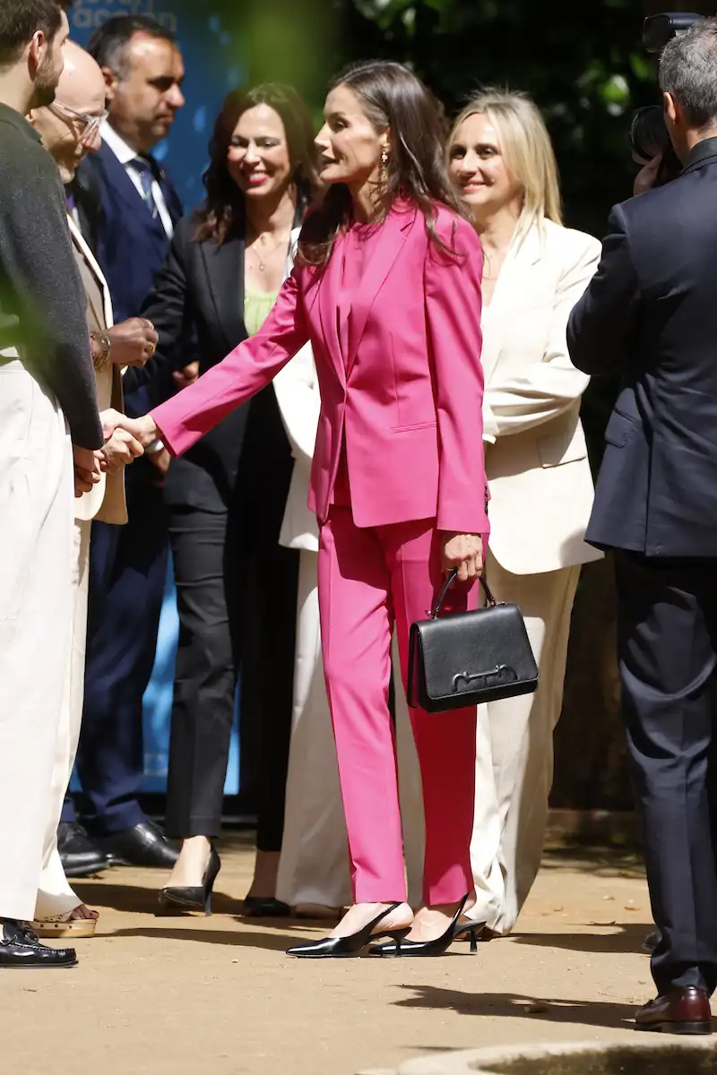 La Reina Letizia conquista Granada con el traje fucsia más favorecedor y primaveral