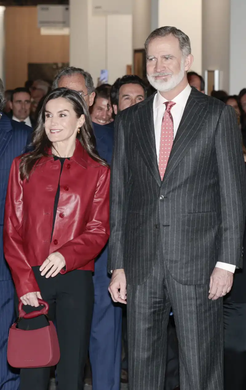 La Reina Letizia estrena en ARCO 2025 el bolso rojo de Maison Admire