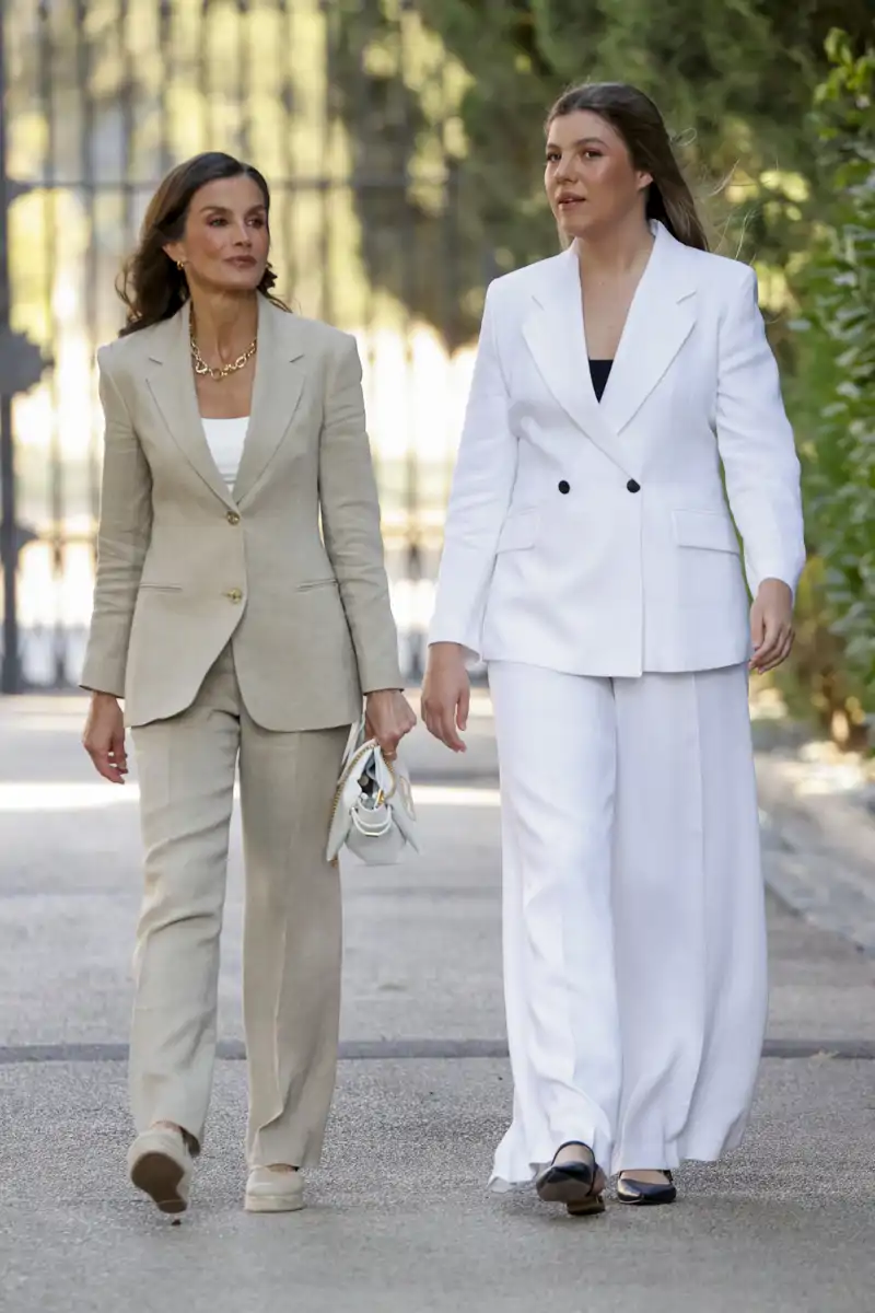 La Reina Letizia estrena un traje de Max Mara en Zaragoza para acompañar a la Infanta Sofía en su primer discurso con motivo de la primera edición de las ayudas 'Docentes Referentes' en la Fundación Ibercaja Monasterio de Cogullada
