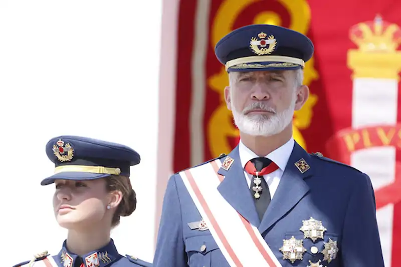 El Rey Felipe VI, con semblante serio, durante la ceremonia de entrega de los Reales Despachos de la Academia de San Javier