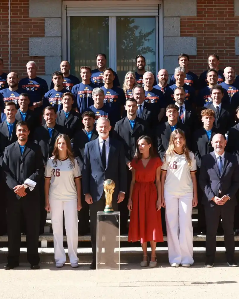 Los Reyes Felipe VI y Letizia, la Princesa Leonor y la Infanta Sofía con la Selección en el Palacio de la Zarzuela