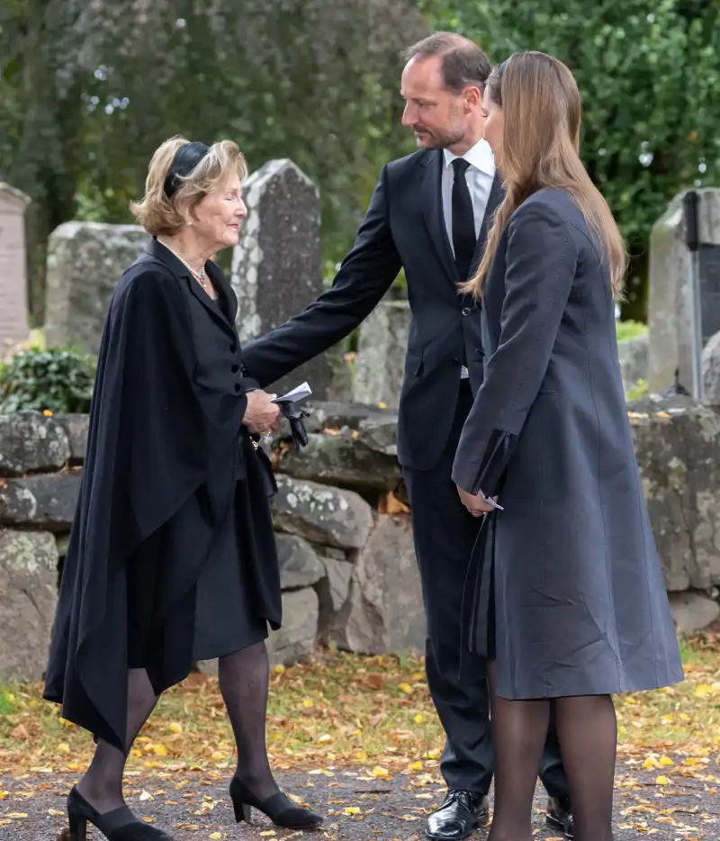 Haakon de Noruega junto a la Princesa Ingrid Alexandra y la Reina Sonia en la misa funeral al Rey Harald