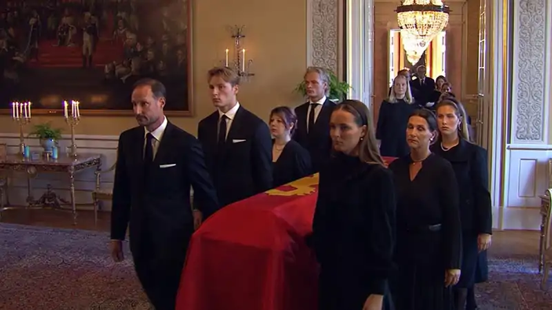 La familia Real de Noruega traslada a Harald V.