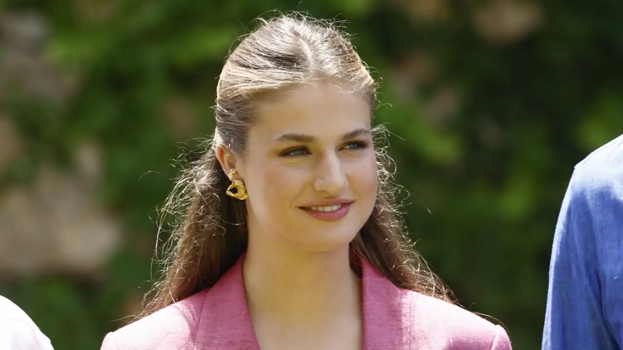 La Princesa Leonor, sonriente, durante una visita a las ruina de Empuries en el Alto Ampurdán