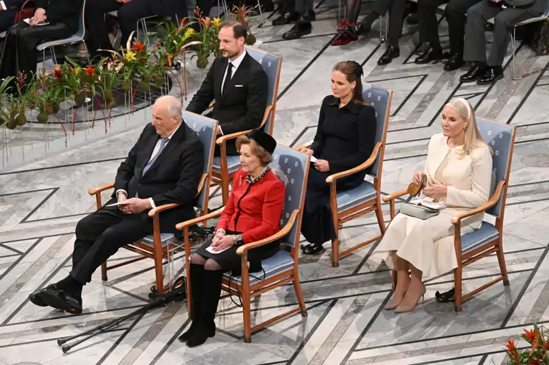 Los Reyes Harald y Sonia, Haakon, Mette-Marit e Ingrid Alexandra de Noruega en la celebración del Premio Nobel